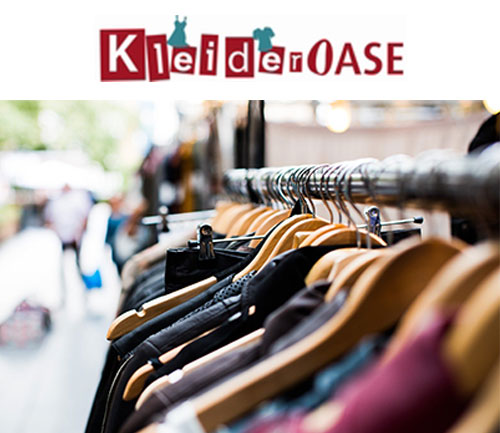 Die KleiderOASE ist eine Second-Hand-Boutique, die sich an Menschen mit geringem Einkommen wendet, in der sie Kleidungsstücke schon ab 1,- € kaufen können.